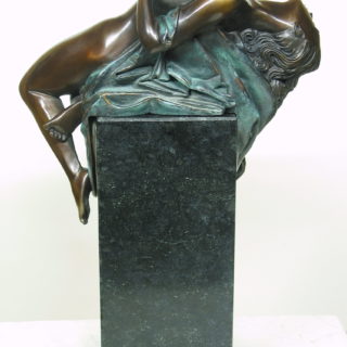 Esoterik: Skulptur Psyche liegend auf einen Stein