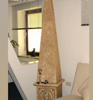 Moebel: Ein Obelisk als Schrank