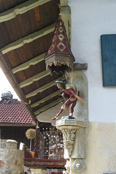 Eckfigur am Haus