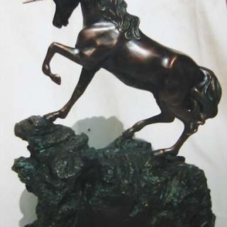 Mythologie: Skulptur “Einhorn”