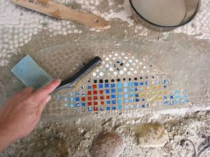 Das Mosaik wird gesaeubert