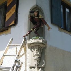 Eckfigur am Haus