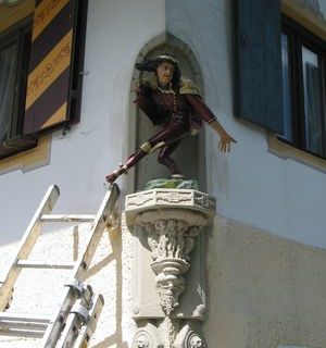 Eckfigur am Haus