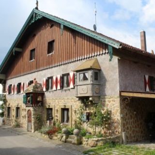 Raumgestaltung: Ein Erker am Haus mit dem goldenen Dach