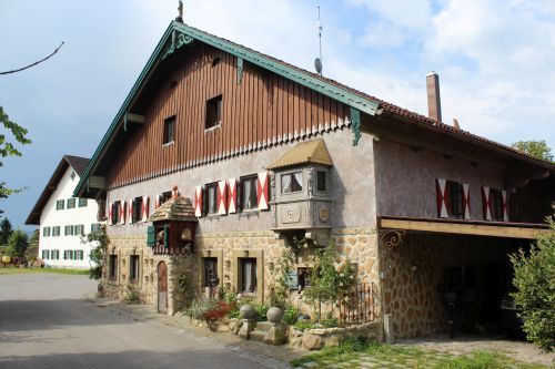 Ein Erker am Haus ,it dem goldenen Dach