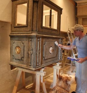 Ein Erker am Haus ,it dem goldenen Dach