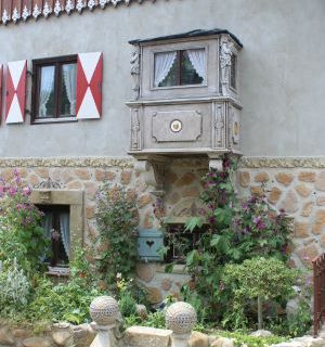 Ein Erker am Haus ,it dem goldenen Dach