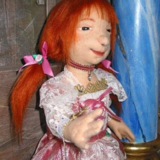 Greta im Dirndel aus Filz