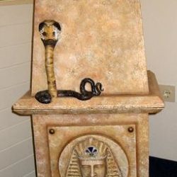 Obelisk als Möbel