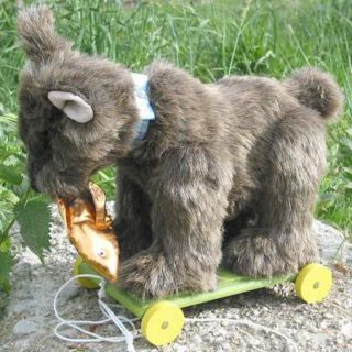 Stofftiere-plueschtiere: Bär auf Rädern