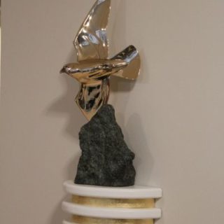 Tierskulpturen: Skulptur „Fliegender Falke“