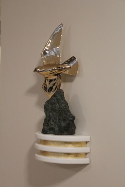 Ein Falke fliegt um einen Stein