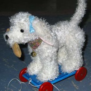 Stofftiere-plueschtiere: Hund auf Rädern