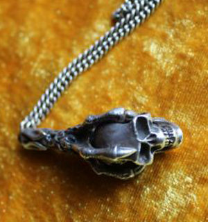 Kette mit Rabenkralle und Schädel