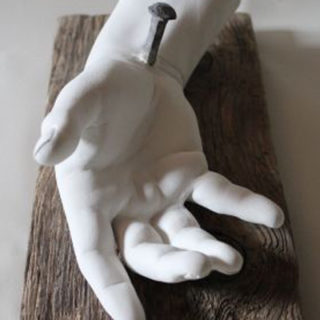 Religion: Skulptur „Hand Jesu“