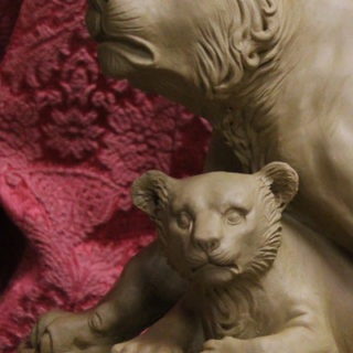 Tierskulpturen: Skulptur „Löwin mit Baby“