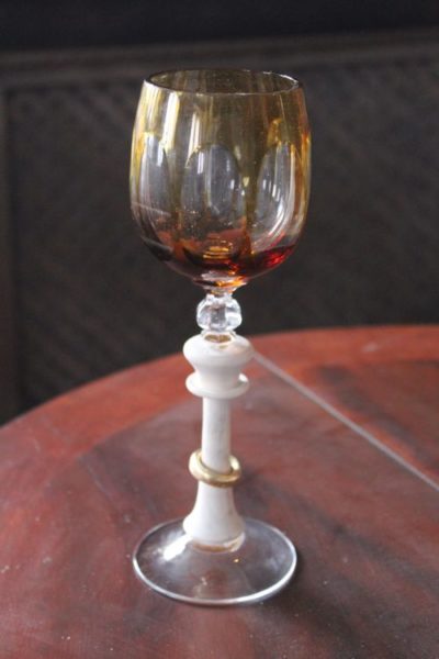 Glas mit gedrechseltem Griff
