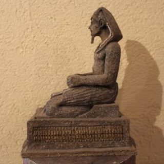 Pharao sitzend aus Pappmaché