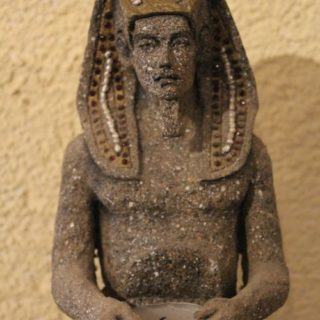 Pharao sitzend aus Pappmaché