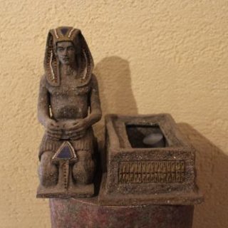 Pharao sitzend aus Pappmaché