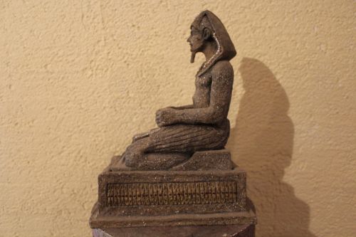 Pharao sitzend aus Pappmaché