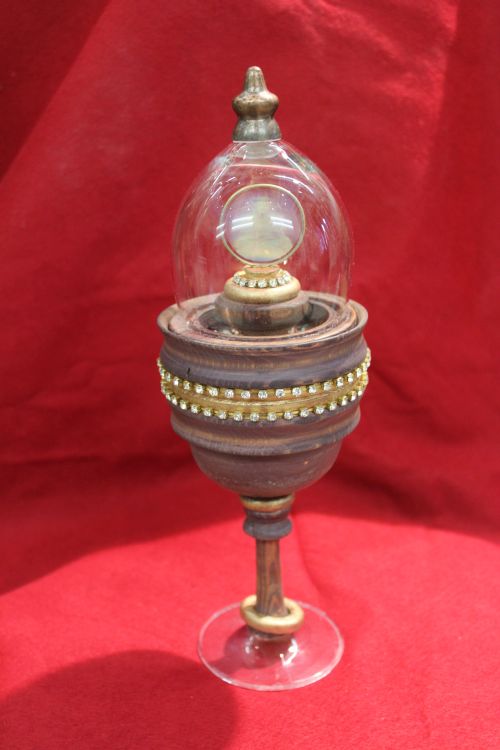 Pokal mit Glaskuppel
