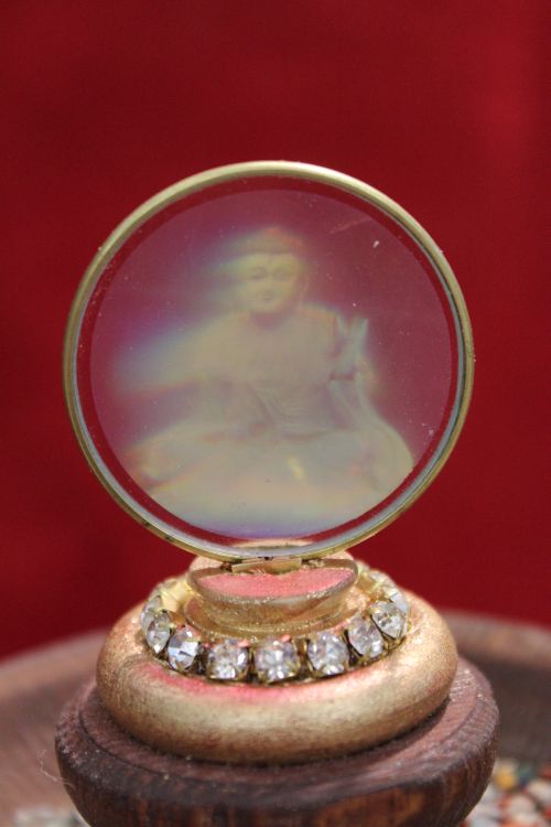 Pokal mit Glaskuppel_Buddha