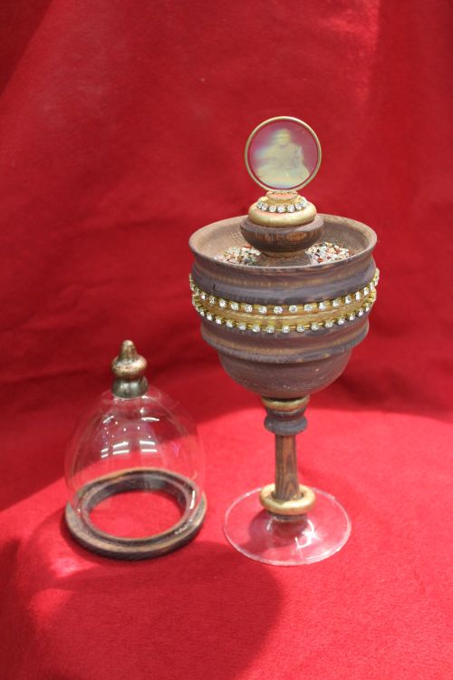 Pokal mit Glaskuppel_Buddha_Ganzansicht