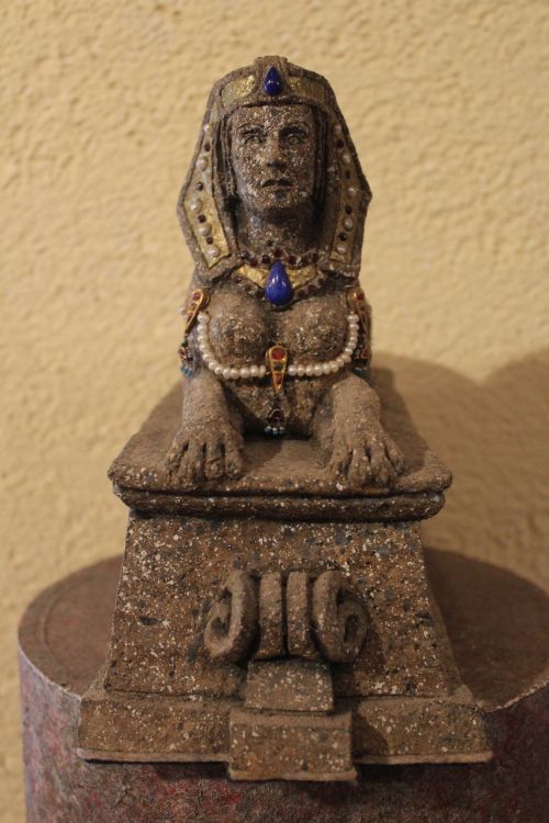 Sphinx auf Sockel aus Pappmaché