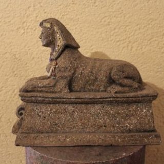 Sphinx auf Sockel aus Pappmaché