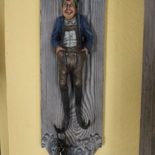 Holzschnitzerei: Skulptur „Gamsmanderl“