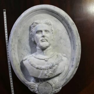 Typisch-bayerisch: Skulptur „König Ludwig II von Bayern“, Relief