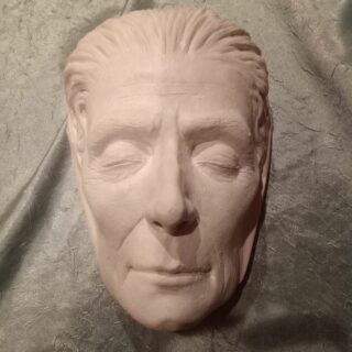 Typisch-bayerisch: Skulptur „Totenmaske Kaiserin Elisabeth“