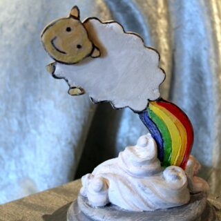 Drachengame: Skulptur „Das Regenbogenschaf“