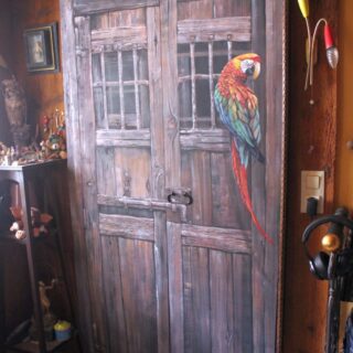 Moebel: Türgestaltung mit Illusionsmalerei