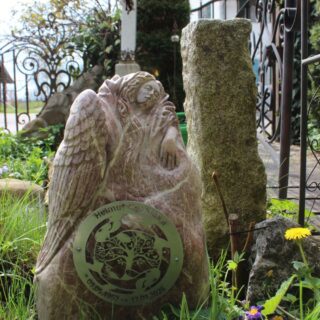 Religion: Grabstein für ein Urnengrab